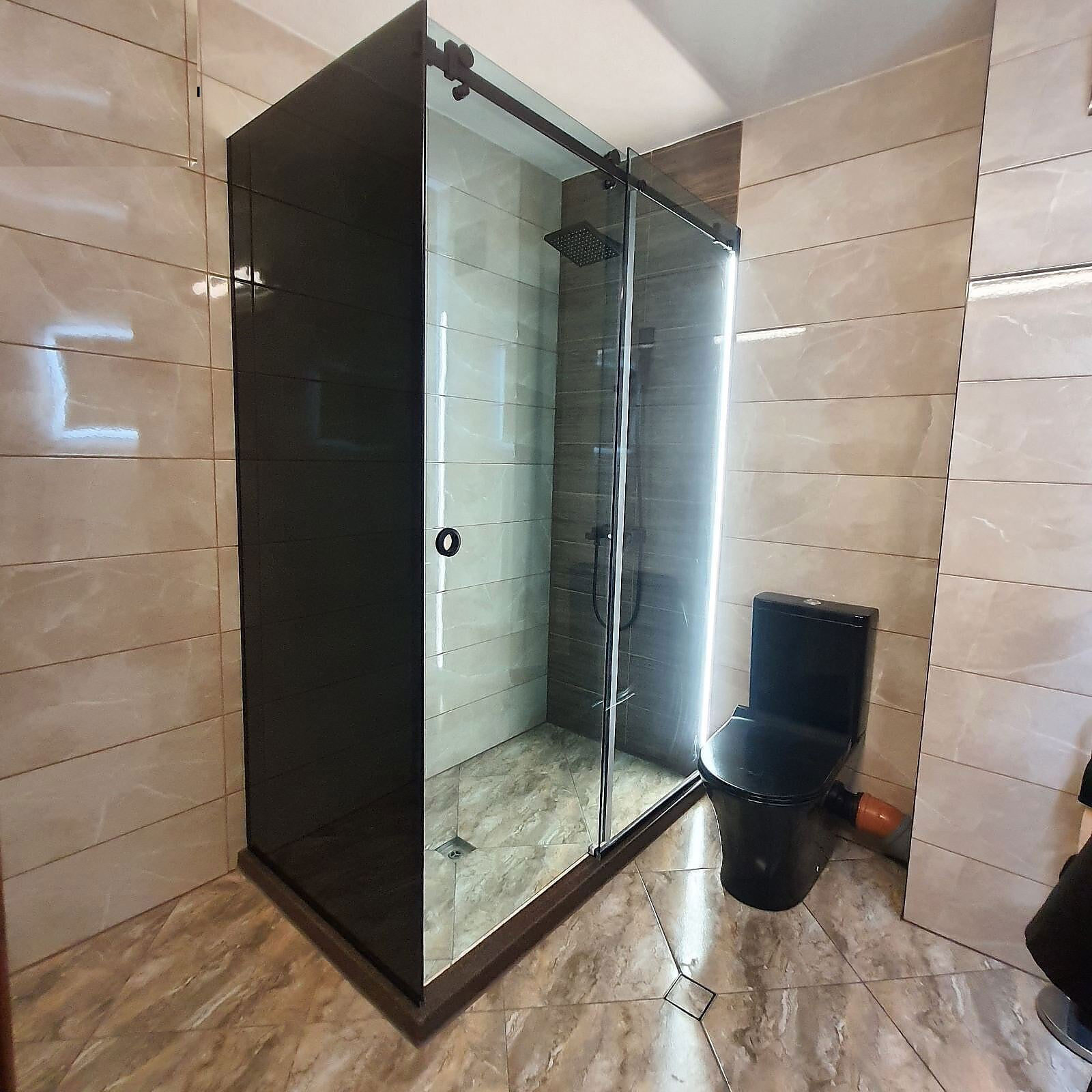 Душ кабина с плъзгане закалено стъкло - 8 мм, Размери 150см/90см/190см, обков от масивен месинг цвят